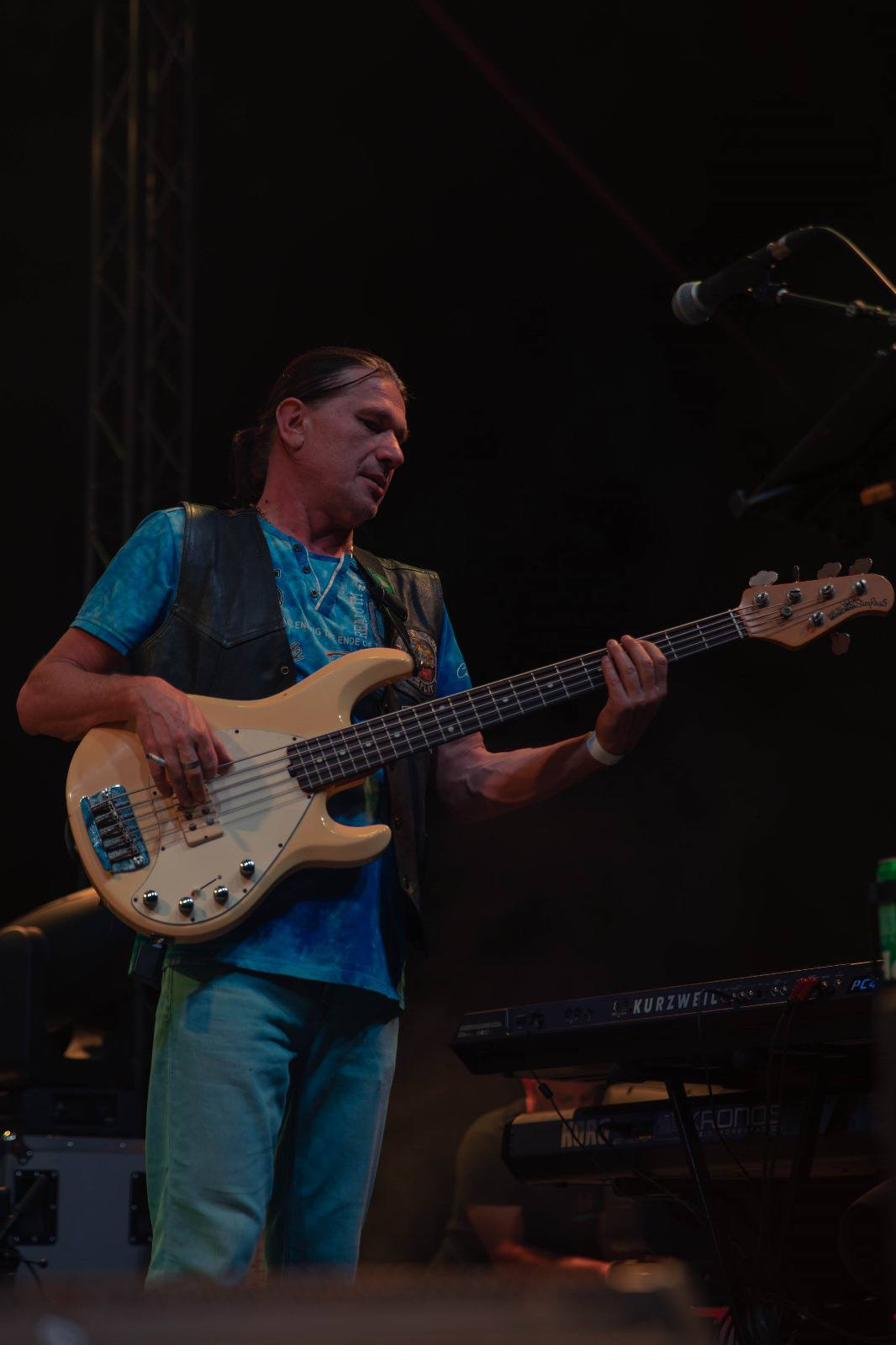 Antonio Komić svira bubnjeve tijekom festivalskog nastupa
